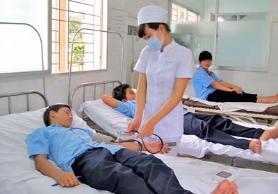 Các học sinh Trường THCS Bình An uống thuốc quá liều, có dấu hiệu ngộ độc nặng được theo dõi điều trị tại Bệnh viện Quận 2 chiều 4-10.