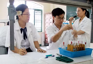 Một tiết học thực hành thí nghiệm môn Hóa học của học sinh Trường THPT Lê Quý Đôn khi thực hiện mô hình trường chất lượng cao. Một tiết học thực hành thí nghiệm môn Hóa học của học sinh Trường THPT Lê Quý Đôn khi thực hiện mô hình trường chất lượng cao.