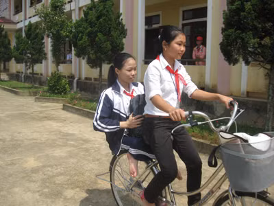 Gần bốn năm qua, ngày nào Linh cũng chở Vân đến trường bằng xe đạp.
