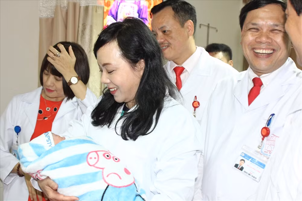 Bộ trưởng Nguyễn Thị Kim Tiến bế em bé được sinh vào ngày cuối cùng của năm Mậu Tuất tại bệnh viện Phụ sản Trung ương. Ảnh: Laodong.vn Bộ trưởng Nguyễn Thị Kim Tiến bế em bé được sinh vào ngày cuối cùng của năm Mậu Tuất tại bệnh viện Phụ sản Trung ương. Ảnh: Laodong.vn