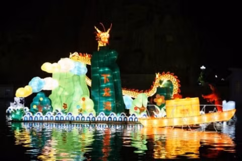 5. Chương trình nghệ thuật ở Thiên Đường Bảo Sơn Vào 9h ngày 31/12/2011 tại sân khấu Laze nhạc nước - Thiên đường Bảo Sơn diễn ra chương trình nghệ thuật hấp dẫn với sự tham gia của nhiều nghệ sĩ, doanh nhân nổi tiếng. Chương trình sẽ có những màn múa nghệ thuật đặc sắc: múa chim công, đàn bầy, cồng chiêng… 5. Chương trình nghệ thuật ở Thiên Đường Bảo Sơn Vào 9h ngày 31/12/2011 tại sân khấu Laze nhạc nước - Thiên đường Bảo Sơn diễn ra chương trình nghệ thuật hấp dẫn với sự tham gia của nhiều nghệ sĩ, doanh nhân nổi tiếng. Chương trình sẽ có những màn múa nghệ thuật đặc sắc: múa chim công, đàn bầy, cồng chiêng…