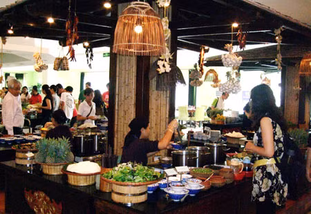 Bên cạch đó, du khách sẽ có cơ hội được thỏa sức lựa chọn, mua sắm quà Tết với rất nhiều mặt hàng phong phú và đa dạng. Trẻ em có thể trải nghiệm nhiều trò chơi dân gian và hiện đại như Bịt mặt đập niêu, Rồng thép Thăng Long, Tàu điện trên không, Đu quay khổng lồ… Bên cạch đó, du khách sẽ có cơ hội được thỏa sức lựa chọn, mua sắm quà Tết với rất nhiều mặt hàng phong phú và đa dạng. Trẻ em có thể trải nghiệm nhiều trò chơi dân gian và hiện đại như Bịt mặt đập niêu, Rồng thép Thăng Long, Tàu điện trên không, Đu quay khổng lồ…