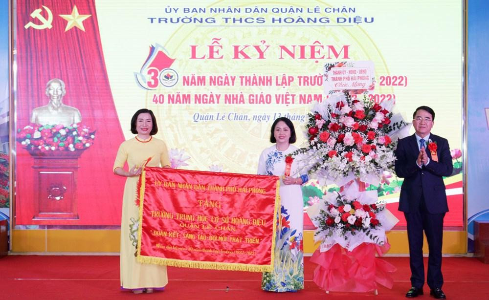 Ông Lê Khắc Nam - Phó Chủ tịch Uỷ ban nhân dân thành phố trao tặng nhà trường bức trướng của Uỷ ban nhân dân thành phố (Ảnh: Phạm Linh) Ông Lê Khắc Nam - Phó Chủ tịch Uỷ ban nhân dân thành phố trao tặng nhà trường bức trướng của Uỷ ban nhân dân thành phố (Ảnh: Phạm Linh)