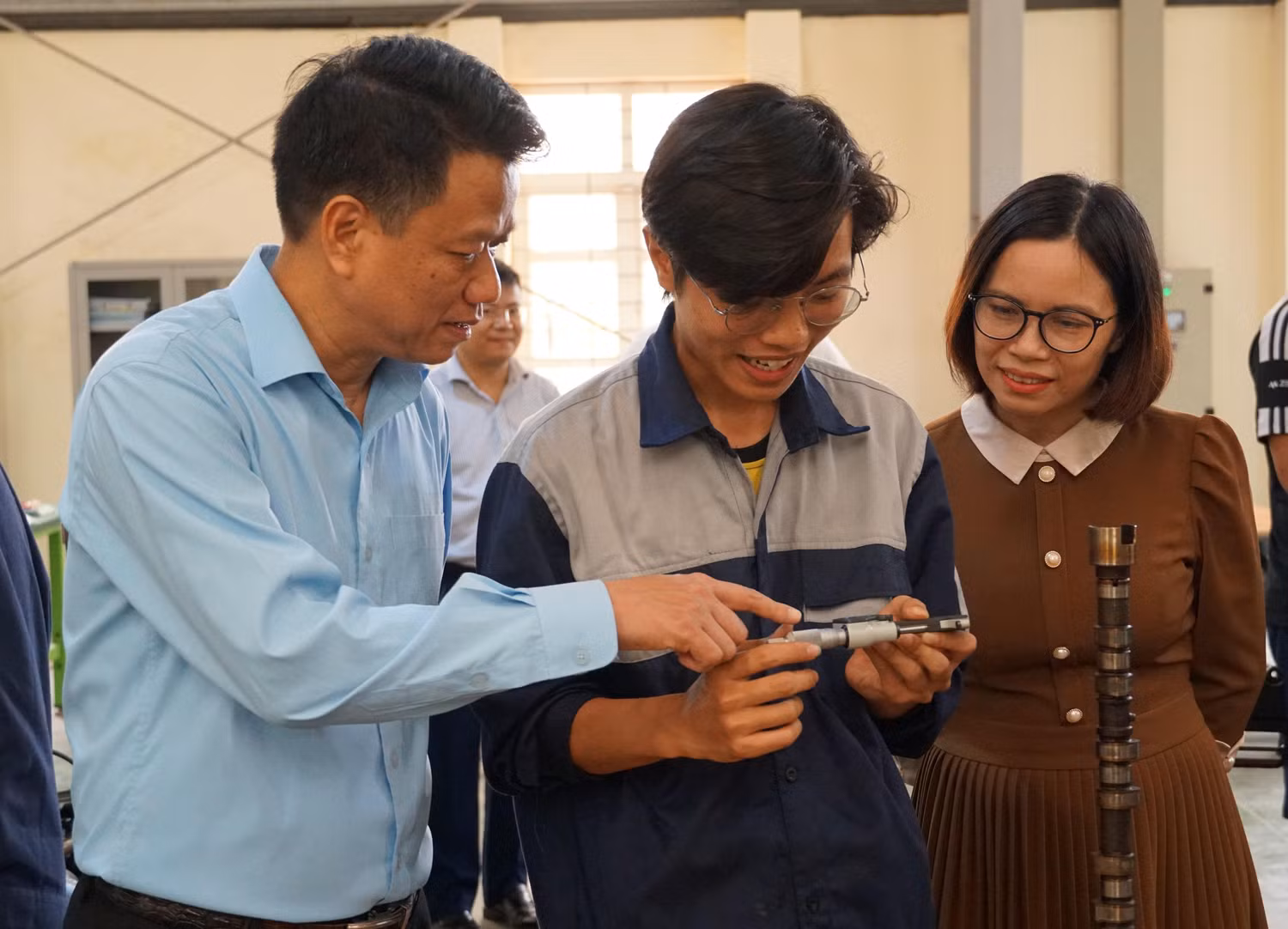 Ông Vũ Quang Trực - Phó Giám đốc Sở Lao động – Thương binh và Xã hội cho biết: "Chuyện những cử nhân, kỹ sư thất nghiệp rồi quay lại học trung cấp nghề ngày càng phổ biến" (Ảnh: Phạm Linh) Ông Vũ Quang Trực - Phó Giám đốc Sở Lao động – Thương binh và Xã hội cho biết: "Chuyện những cử nhân, kỹ sư thất nghiệp rồi quay lại học trung cấp nghề ngày càng phổ biến" (Ảnh: Phạm Linh)