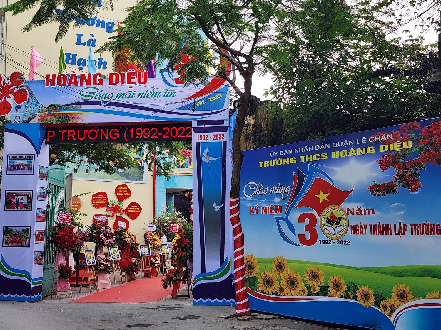 Sau 30 năm xây dựng – trưởng thành – phát triển Trường Trung học cơ sở Hoàng Diệu đã trở thành địa chỉ tin cậy của các bậc phụ huynh, học sinh xa gần (Ảnh: Phạm Linh) Sau 30 năm xây dựng – trưởng thành – phát triển Trường Trung học cơ sở Hoàng Diệu đã trở thành địa chỉ tin cậy của các bậc phụ huynh, học sinh xa gần (Ảnh: Phạm Linh)