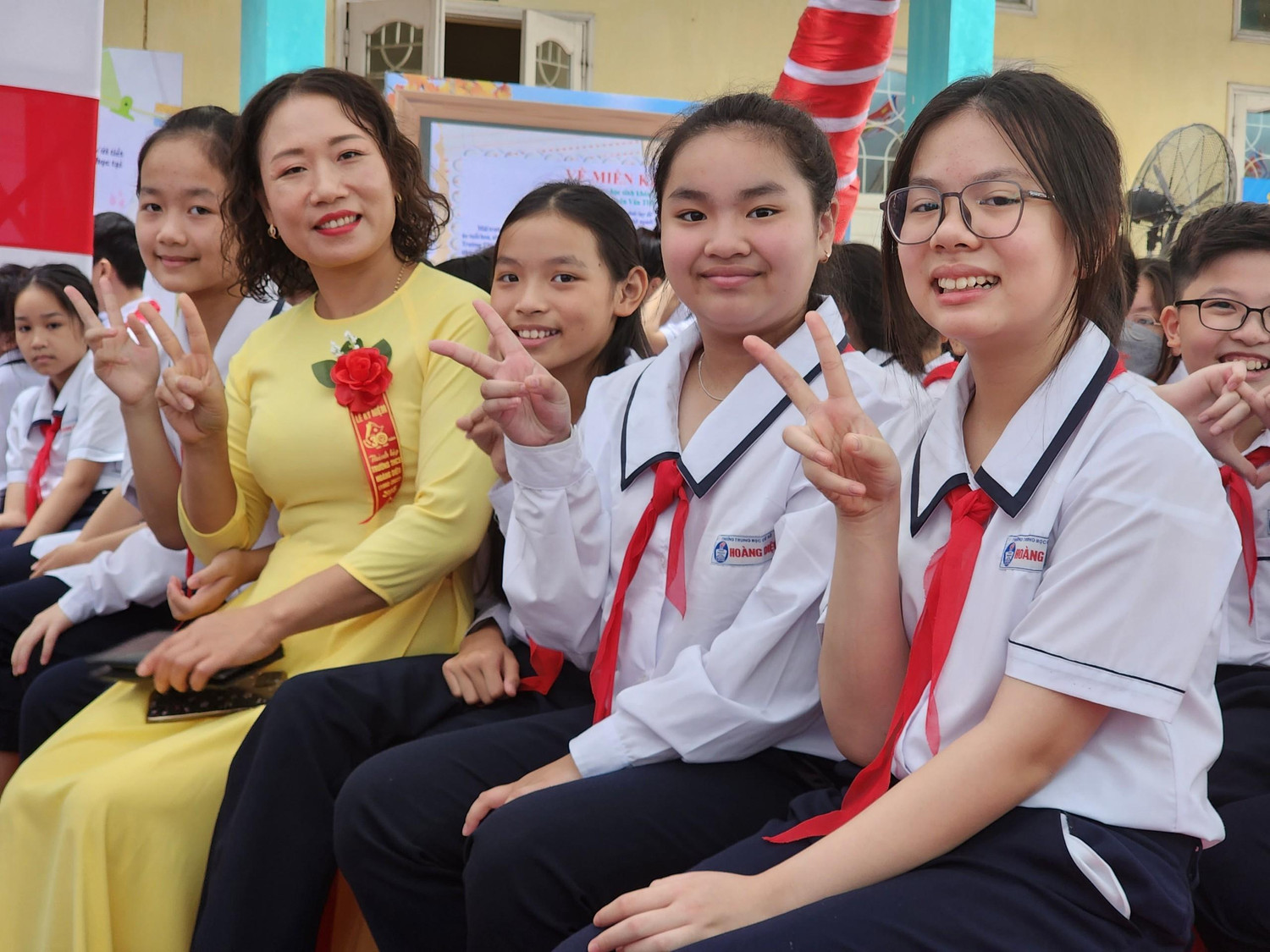 Học sinh hân hoan đón ngày kỷ niệm trọng đại của nhà trường (Ảnh: Phạm Linh) Học sinh hân hoan đón ngày kỷ niệm trọng đại của nhà trường (Ảnh: Phạm Linh)