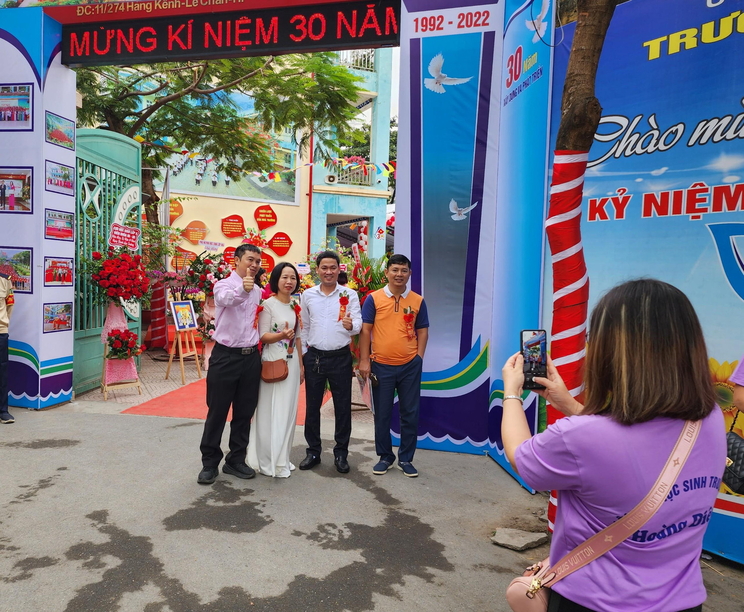 Cựu học sinh chụp ảnh kỷ niệm ngày đặc biệt về thăm mái trường xưa (Ảnh: Phạm Linh) Cựu học sinh chụp ảnh kỷ niệm ngày đặc biệt về thăm mái trường xưa (Ảnh: Phạm Linh)