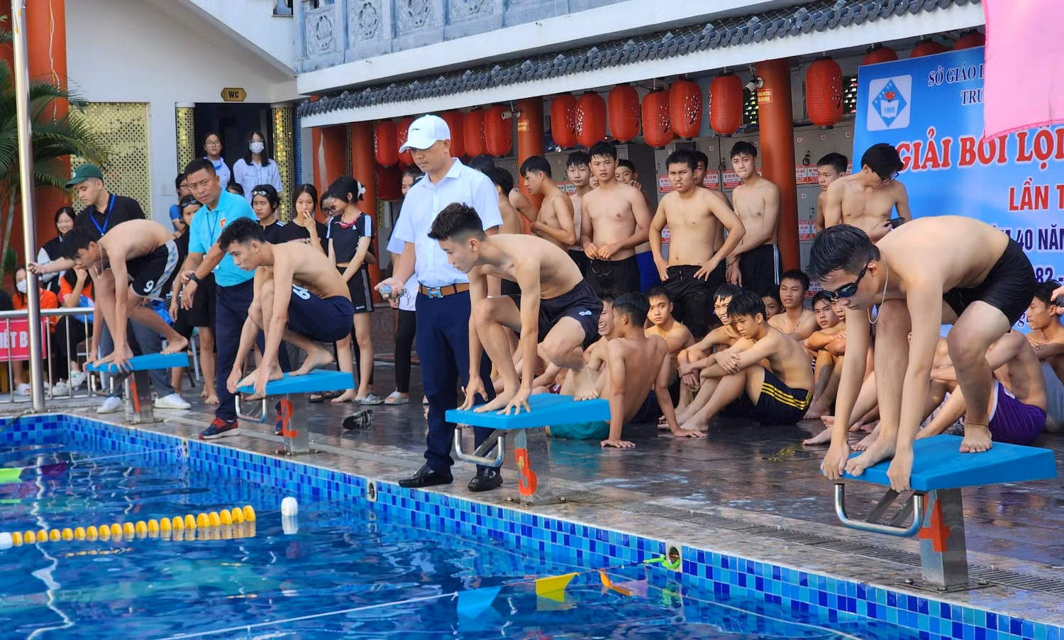 Nhà trường tổ chức giải thi bơi cho học sinh (Ảnh: Phạm Linh)