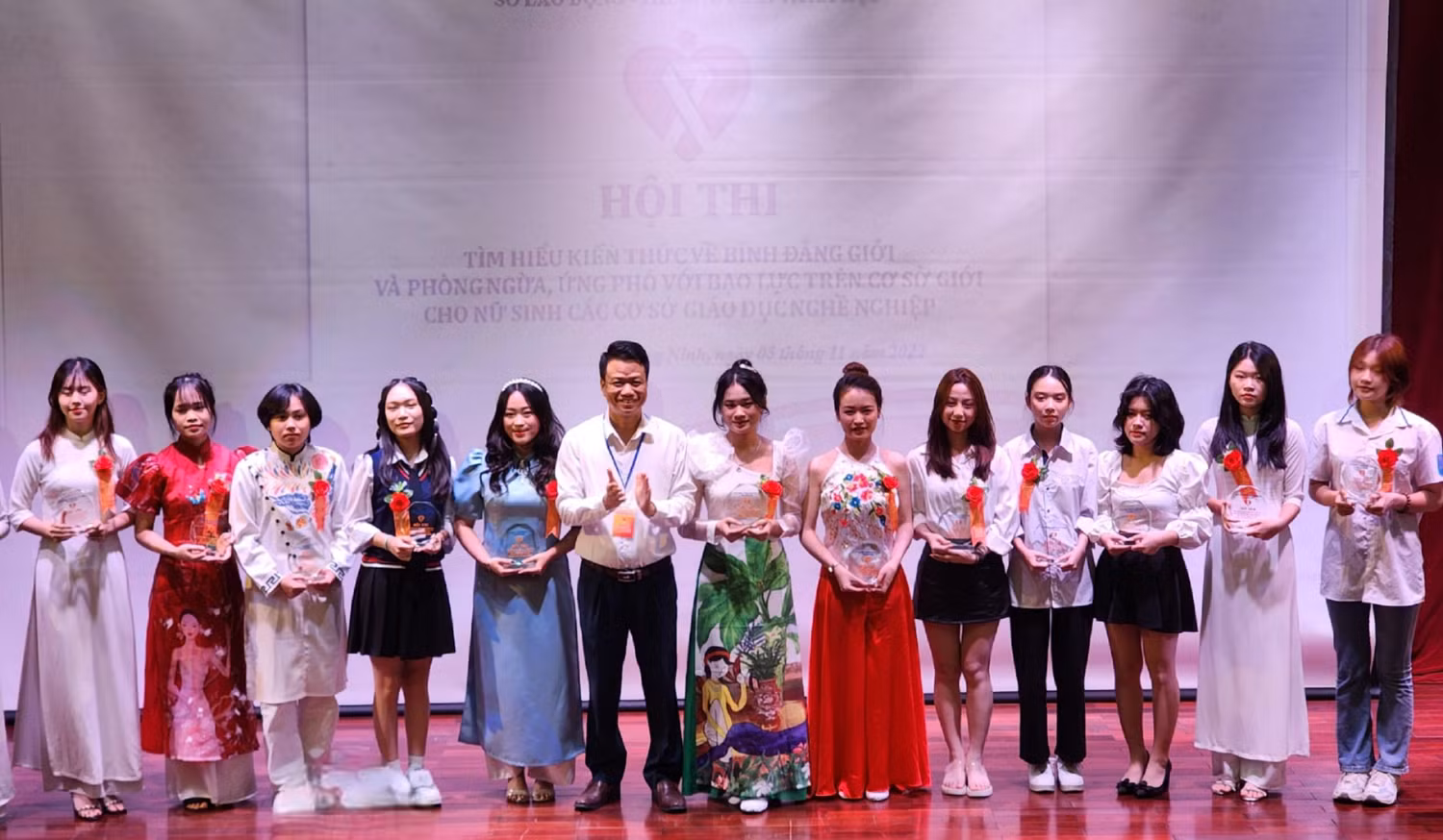 Phó Giám đốc Sở Lao động – Thương binh và Xã hội tỉnh Quảng Ninh trao cúp lưu niệm cho 21 thí sinh tham gia hội thi (Ảnh: Phạm Linh)