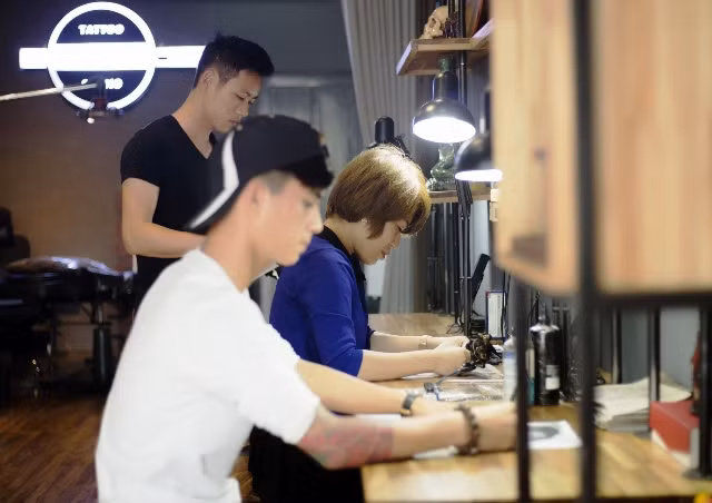 Ngoài làm nghề, Nguyễn Quang Tuệ còn nhận đào tạo cả học viên.