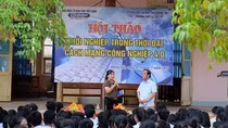 Rất nhiều cuốn sách, món quà ý nghĩa của Giáo sư Nguyễn Lân Dũng dành tặng cho thầy và trò trường Trung học phổ thông Lê Lợi. (Ảnh: LC)