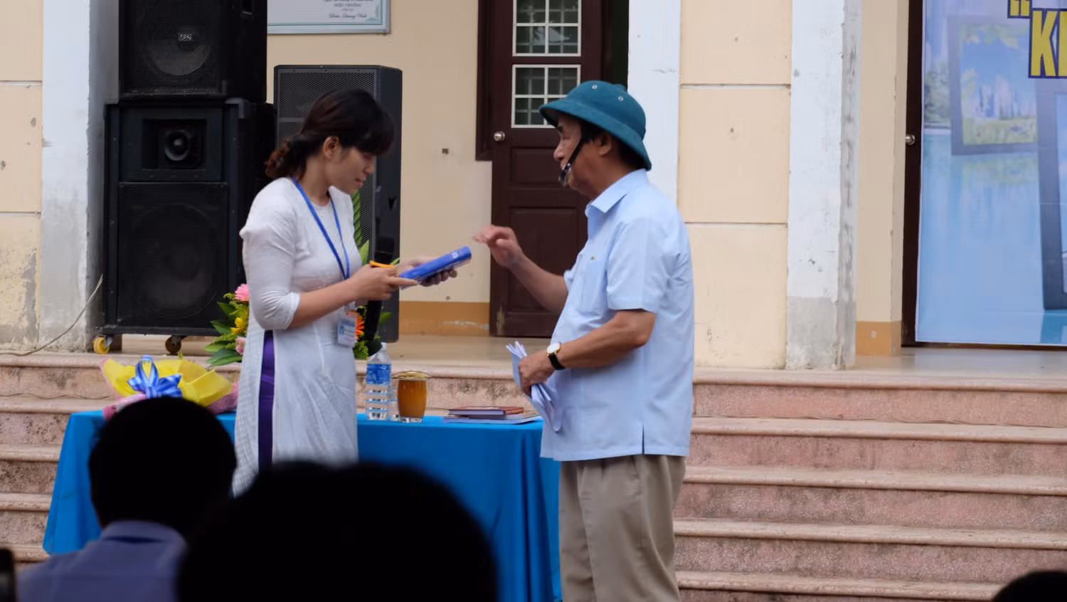 Rất nhiều món quà ý nghĩa của Giáo sư Nguyễn Lân Dũng đã được gửi tặng thầy cô và học sinh nhà trường. (Ảnh: LC)