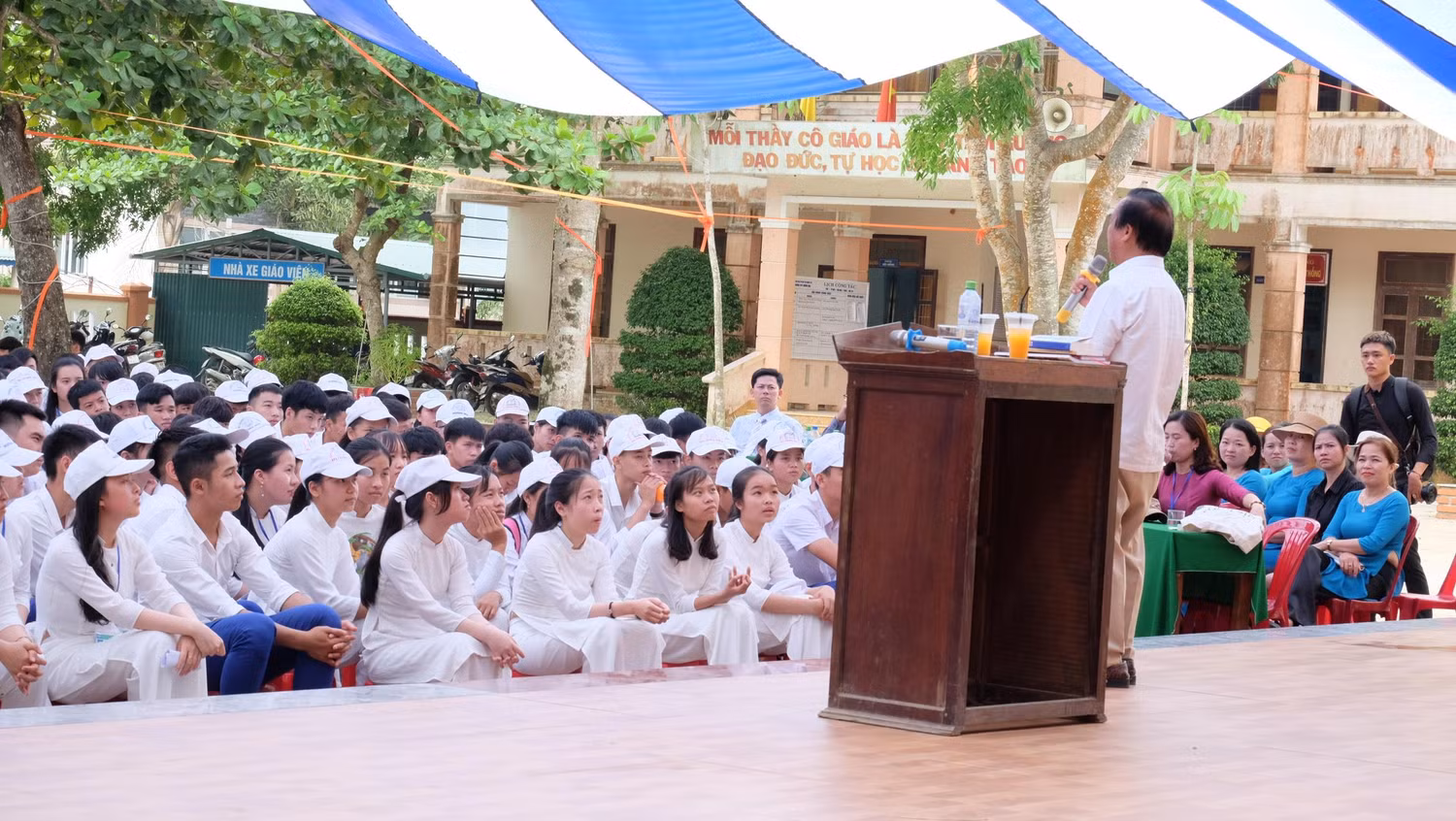 Những kiến thức từ cuộc đời tự nghiên cứu khoa học của Giáo sư Nguyễn Lân Dũng đã trở thành động lực cho các em học sinh. (Ảnh: LC)