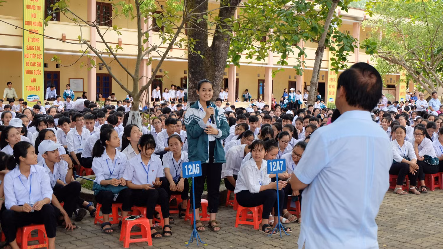 Học sinh trường Trung học phổ thông Thị xã Quảng Trị giao lưu với Giáo sư Nguyễn Lân Dũng. Trường Trung học phổ thông thị xã Quảng Trị là một trong những điểm sáng của Giáo dục tỉnh Quảng Trị với nhiều thành tích cao. (Ảnh: LC) Học sinh trường Trung học phổ thông Thị xã Quảng Trị giao lưu với Giáo sư Nguyễn Lân Dũng. Trường Trung học phổ thông thị xã Quảng Trị là một trong những điểm sáng của Giáo dục tỉnh Quảng Trị với nhiều thành tích cao. (Ảnh: LC)