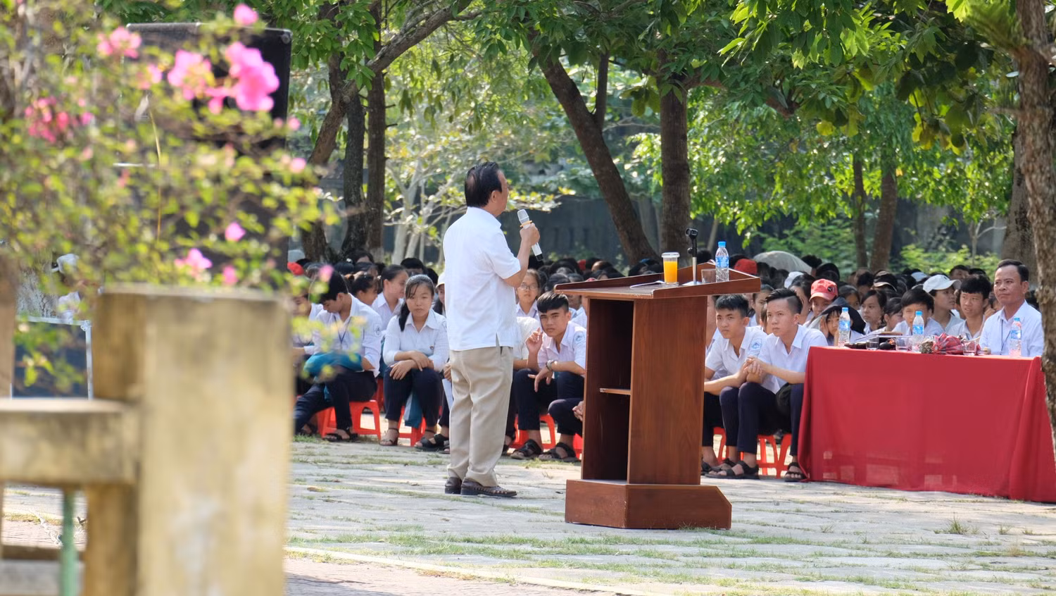 Động lực của Giáo sư Nguyễn Lân Dũng trong hoạt động khoa học rất đơn giản: "Nhặt thật nhiều để cho đi". (Ảnh: LC) Động lực của Giáo sư Nguyễn Lân Dũng trong hoạt động khoa học rất đơn giản: "Nhặt thật nhiều để cho đi". (Ảnh: LC)