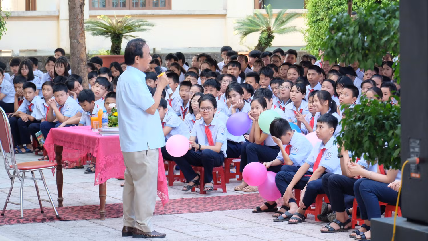 Câu chuyện gần gũi của Giáo sư Nguyễn Lân Dũng đã gây ấn tượng sâu sắc với các em học sinh độ tuổi Trung học cơ sở. (Ảnh: LC)