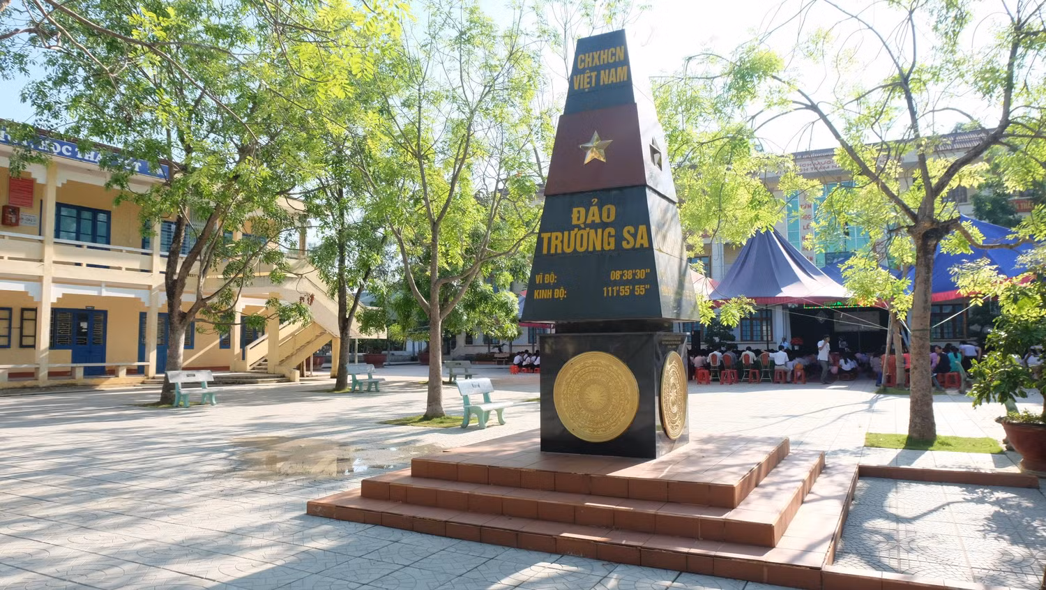 Giữa sân trường Thành Cổ, cột mốc chủ quyền biển đảo đã được dựng lên. (Ảnh: LC)