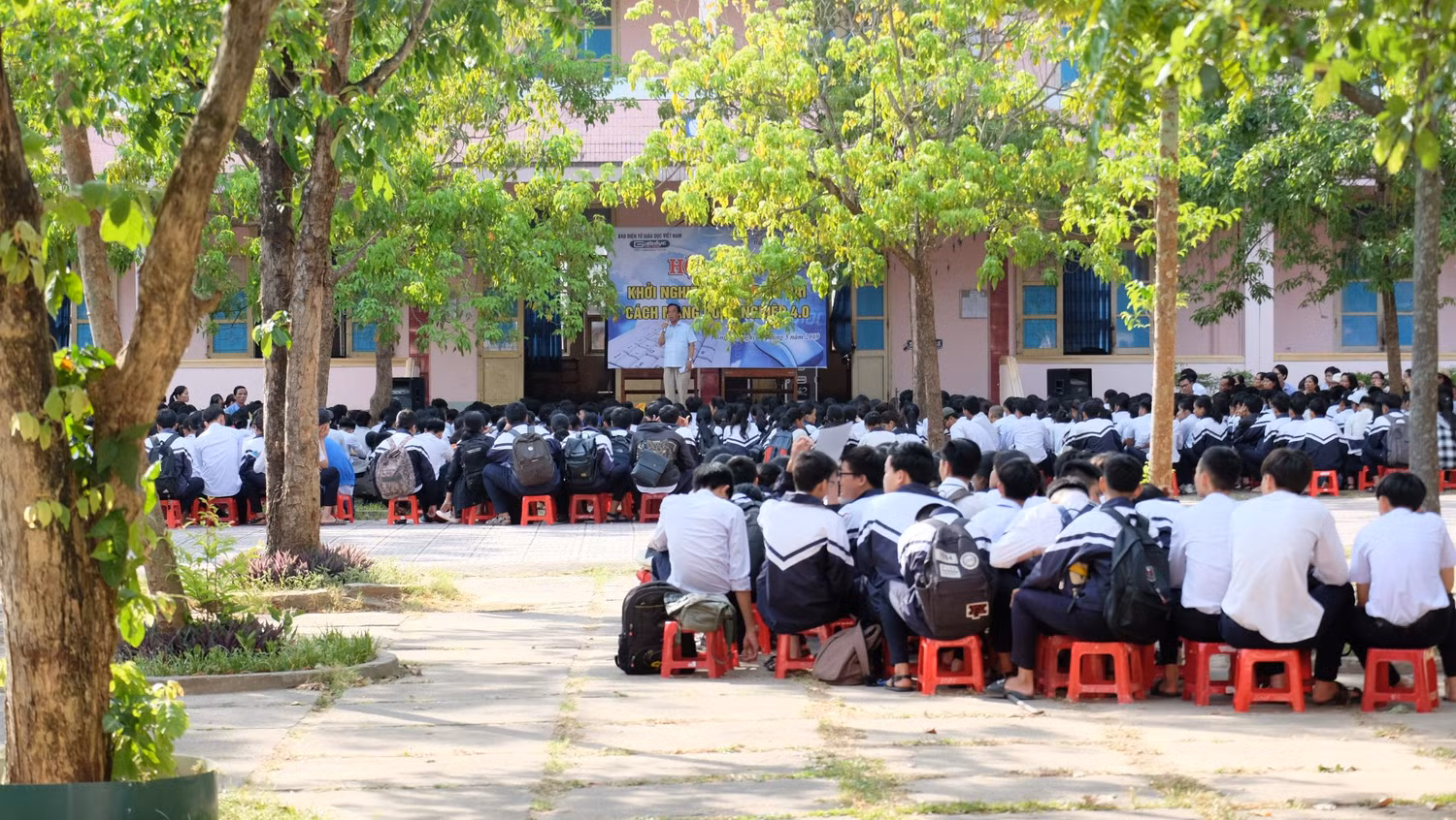 Thầy và trò trường Lê Lợi đã cùng "ngược nắng" để nghe Giáo sư Nguyễn Lân Dũng chia sẻ tri thức và kinh nghiệm. (Ảnh: LC)