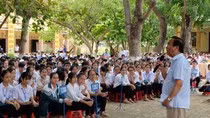Dù tuổi đã khá cao nhưng Giáo sư Nguyễn Lân Dũng rất tâm huyết với thế hệ trẻ nói chung và các em trung học phổ thông nói riêng. (Ảnh: LC) Dù tuổi đã khá cao nhưng Giáo sư Nguyễn Lân Dũng rất tâm huyết với thế hệ trẻ nói chung và các em trung học phổ thông nói riêng. (Ảnh: LC)