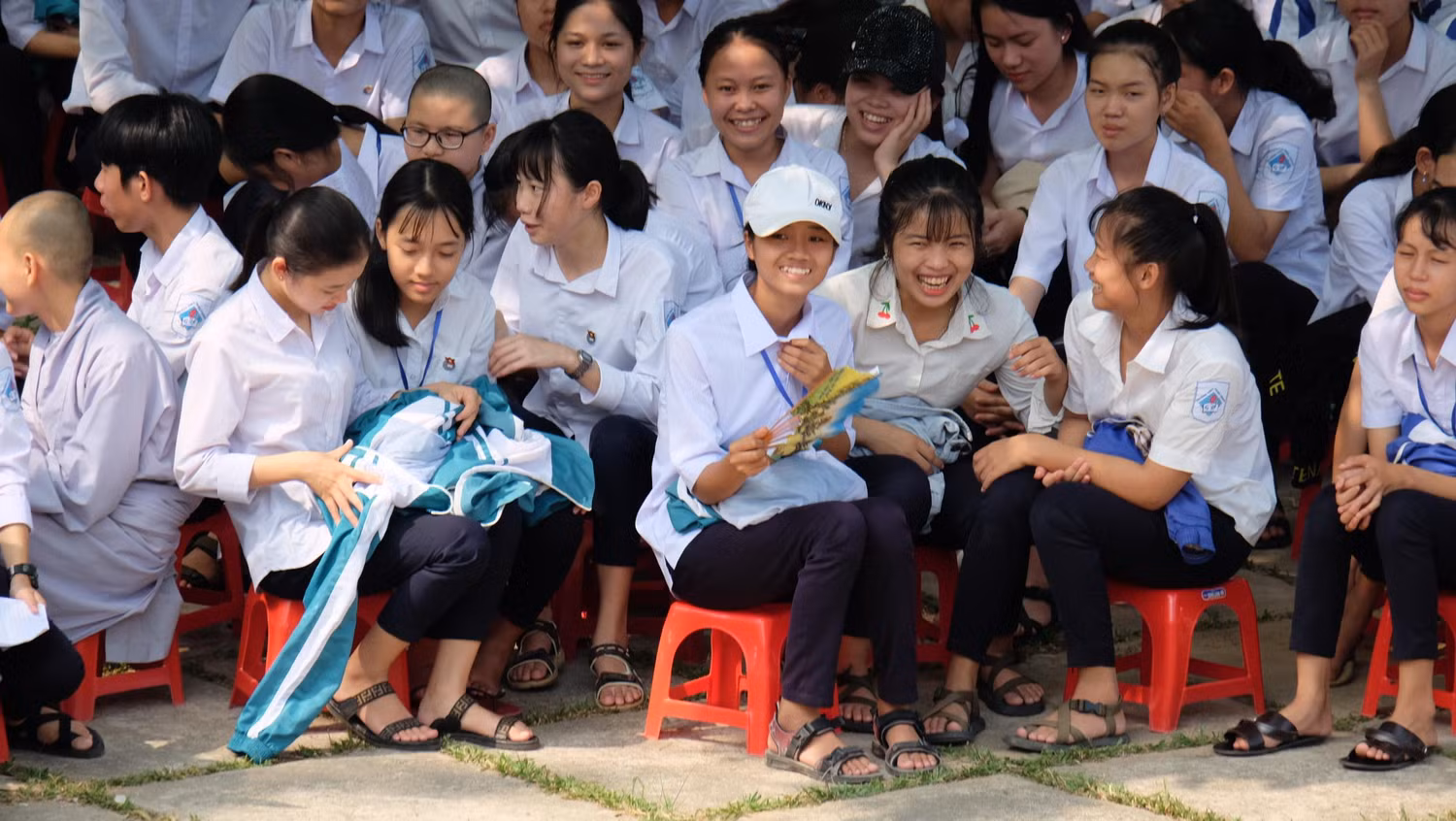 Với cách chia sẻ gần gũi, thân thiện của Giáo sư Nguyễn Lân Dũng, buổi Hội thảo đã trở thành hoạt động ngoại khóa đầy bổ ích cho các em học sinh trường Triệu Phong. Với cách chia sẻ gần gũi, thân thiện của Giáo sư Nguyễn Lân Dũng, buổi Hội thảo đã trở thành hoạt động ngoại khóa đầy bổ ích cho các em học sinh trường Triệu Phong.