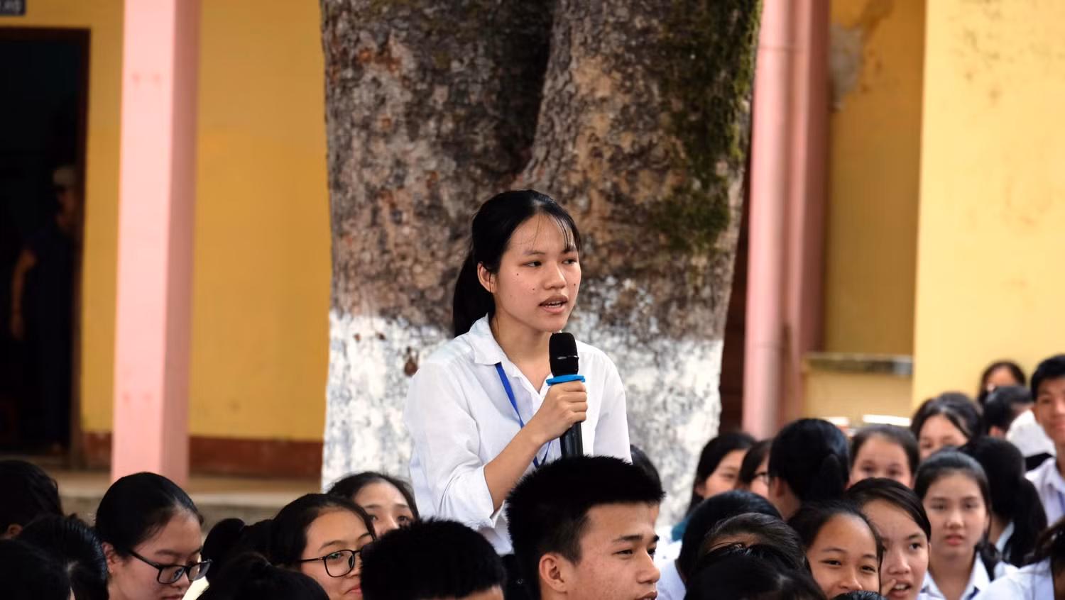 Nhiều trăn trở, nhiều câu hỏi đã được các em học sinh gửi đến Giáo sư Nguyễn Lân Dũng, bằng kiến thức và tâm huyết của mình Giáo sư đã tiếp thêm động lực cho các em học sinh. (Ảnh: LC) Nhiều trăn trở, nhiều câu hỏi đã được các em học sinh gửi đến Giáo sư Nguyễn Lân Dũng, bằng kiến thức và tâm huyết của mình Giáo sư đã tiếp thêm động lực cho các em học sinh. (Ảnh: LC)