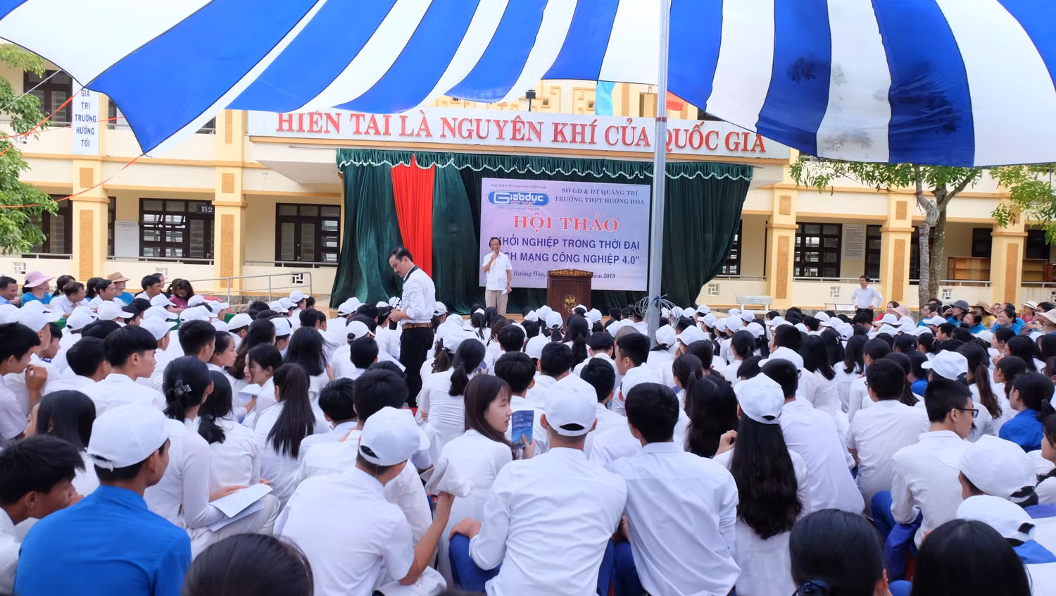 Thầy trò trường Trung học phổ thông Hướng Hóa đã có những trải nghiệm đặc biệt với Giáo sư Nguyễn Lân Dũng. (Ảnh: LC)