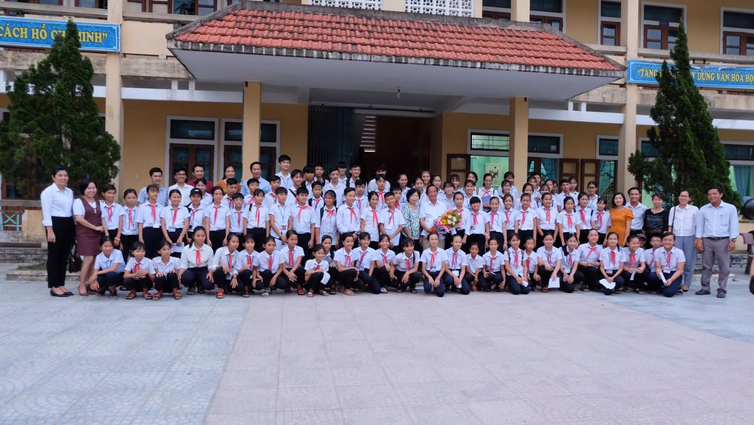 Các em học sinh trường Tiểu học và Trung học cơ sở Hải Tân đã có trải nghiệm bổ ích với Giáo sư Nguyễn Lân Dũng.(Ảnh: LC)