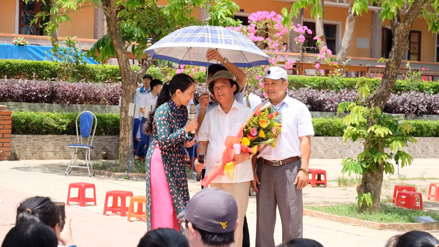 Thầy và trò cùng ngược nắng sân trường. (ảnh: LC) Thầy và trò cùng ngược nắng sân trường. (ảnh: LC)