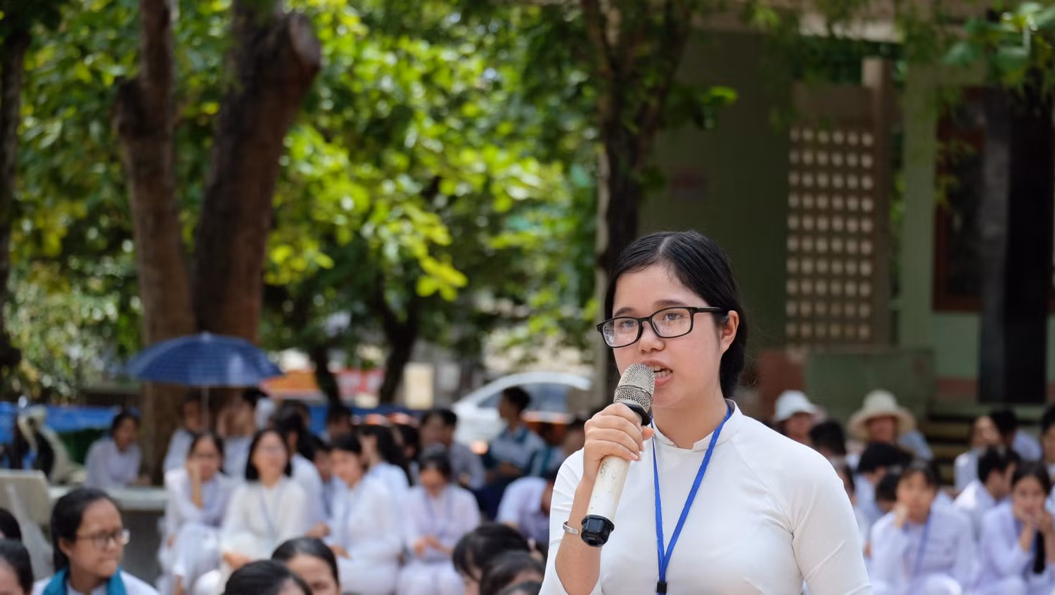 Các em học sinh Trường ĐÔng Hà cũng đã bày tỏ nhiều trăn trở cũng như đặt rât nhiều câu hỏi cho Giáo sư Nguyễn Lân Dũng. (Ảnh: LC) Các em học sinh Trường ĐÔng Hà cũng đã bày tỏ nhiều trăn trở cũng như đặt rât nhiều câu hỏi cho Giáo sư Nguyễn Lân Dũng. (Ảnh: LC)
