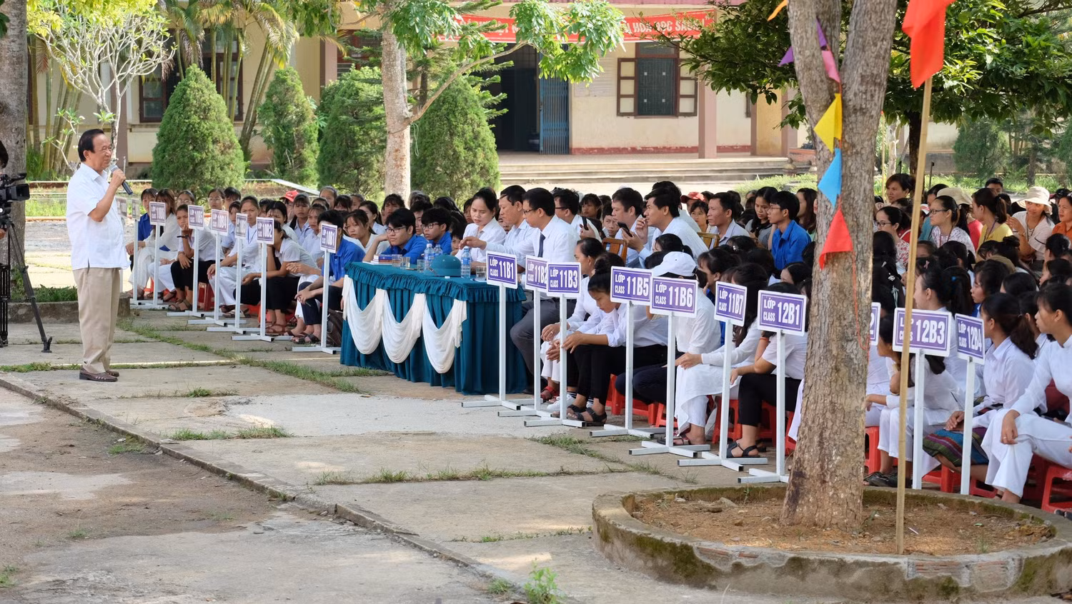 Học sinh trường Đakrông nghe Giáo sư Nguyễn Lân Dũng nói chuyện trong cuộc hội thảo. (Ảnh: LC)