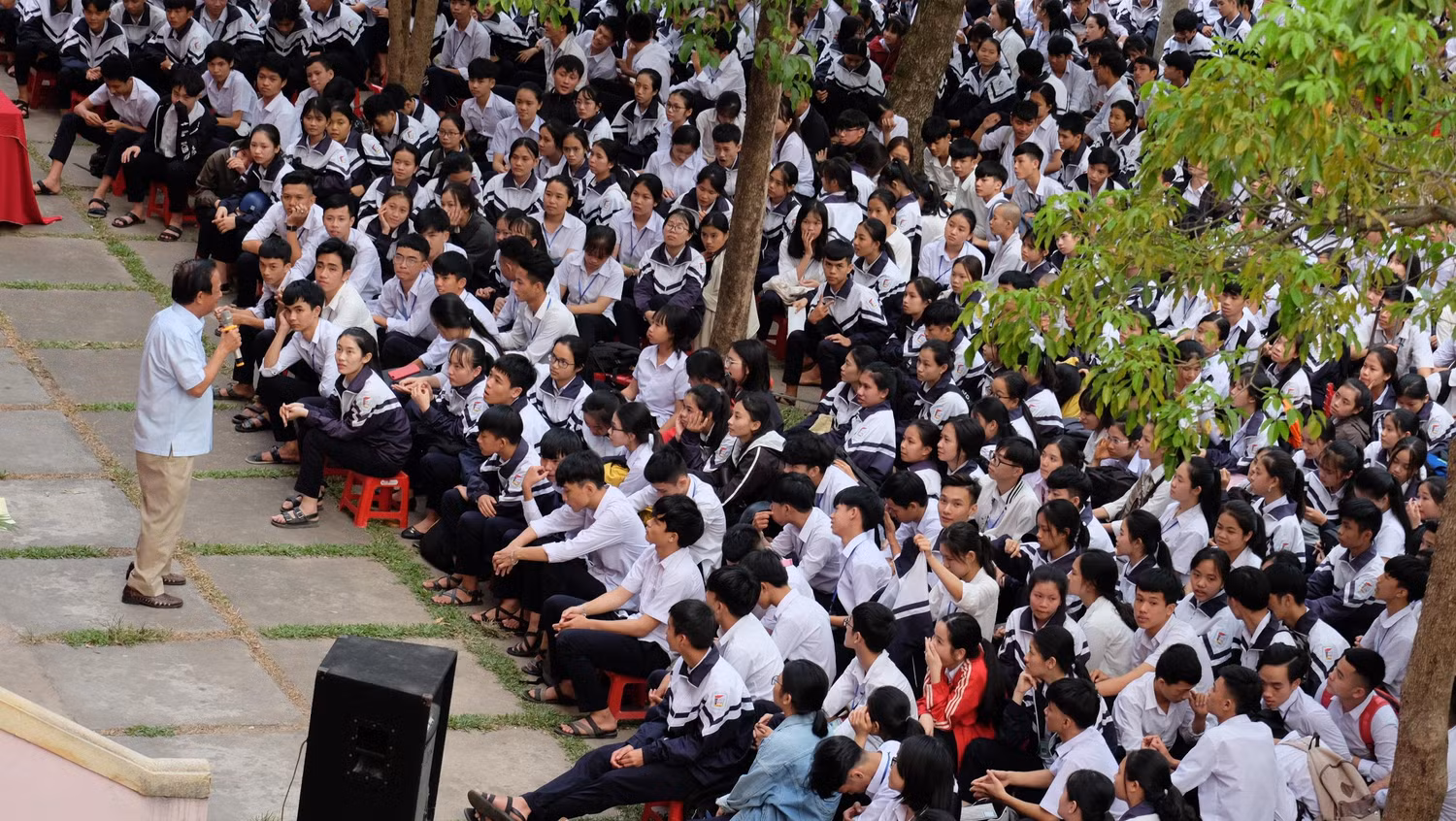 Sân trường ngày nay không còn là những hố bom đau thương nữa, sân trường ở Quảng Trị đã nhường lại màu xanh của bình yên và khát vọng tuổi trẻ. (ảnh: LC) Sân trường ngày nay không còn là những hố bom đau thương nữa, sân trường ở Quảng Trị đã nhường lại màu xanh của bình yên và khát vọng tuổi trẻ. (ảnh: LC)