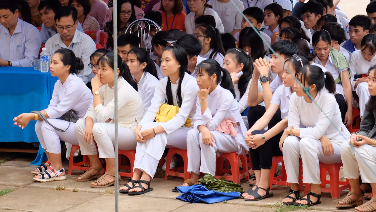 Không ít em học sinh của trường đã thay đổi suy nghĩ sau khi nghe chia sẻ của Giáo sư Nguyễn Lân Dũng. (Ảnh: LC)