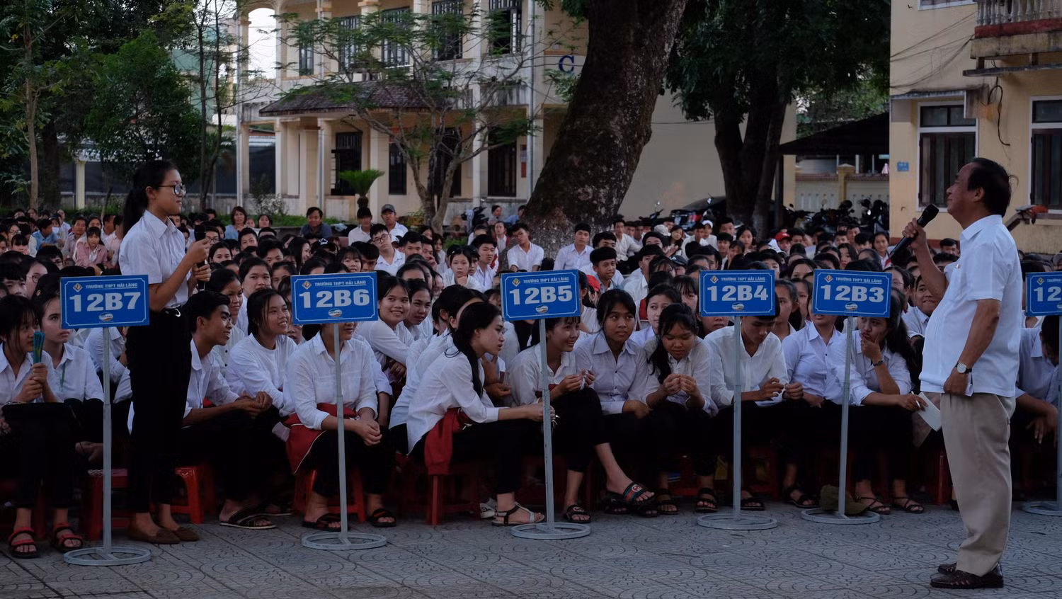 Nhiều câu hỏi của các em học sinh đã được gửi đến Giáo sư Nguyễn Lân Dũng. (Ảnh: LC) Nhiều câu hỏi của các em học sinh đã được gửi đến Giáo sư Nguyễn Lân Dũng. (Ảnh: LC)