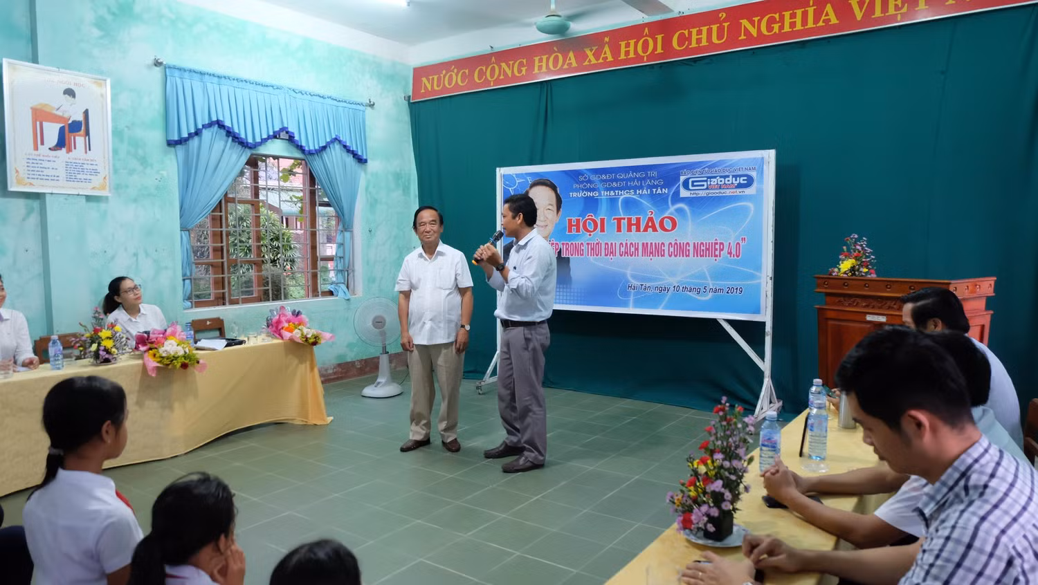Đại diện nhà trường xúc động cám ơn Báo điện tử Giáo dục Việt Nam và Giáo sư Nguyễn Lân Dũng. (Ảnh: LC)