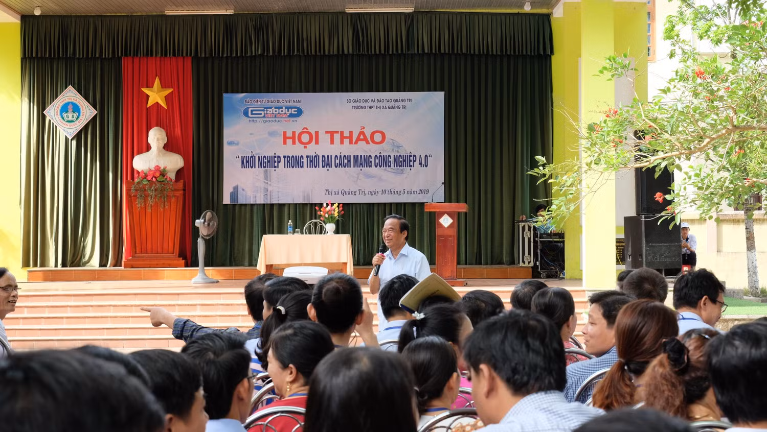 Được lắng nghe chia sẻ và giao lưu với Giáo sư Nguyễn Lân Dũng là một dịp đặc biệt đối với thầy và trò trường Trung học phổ thông thị xã Quảng Trị. (Ảnh: LC) Được lắng nghe chia sẻ và giao lưu với Giáo sư Nguyễn Lân Dũng là một dịp đặc biệt đối với thầy và trò trường Trung học phổ thông thị xã Quảng Trị. (Ảnh: LC)