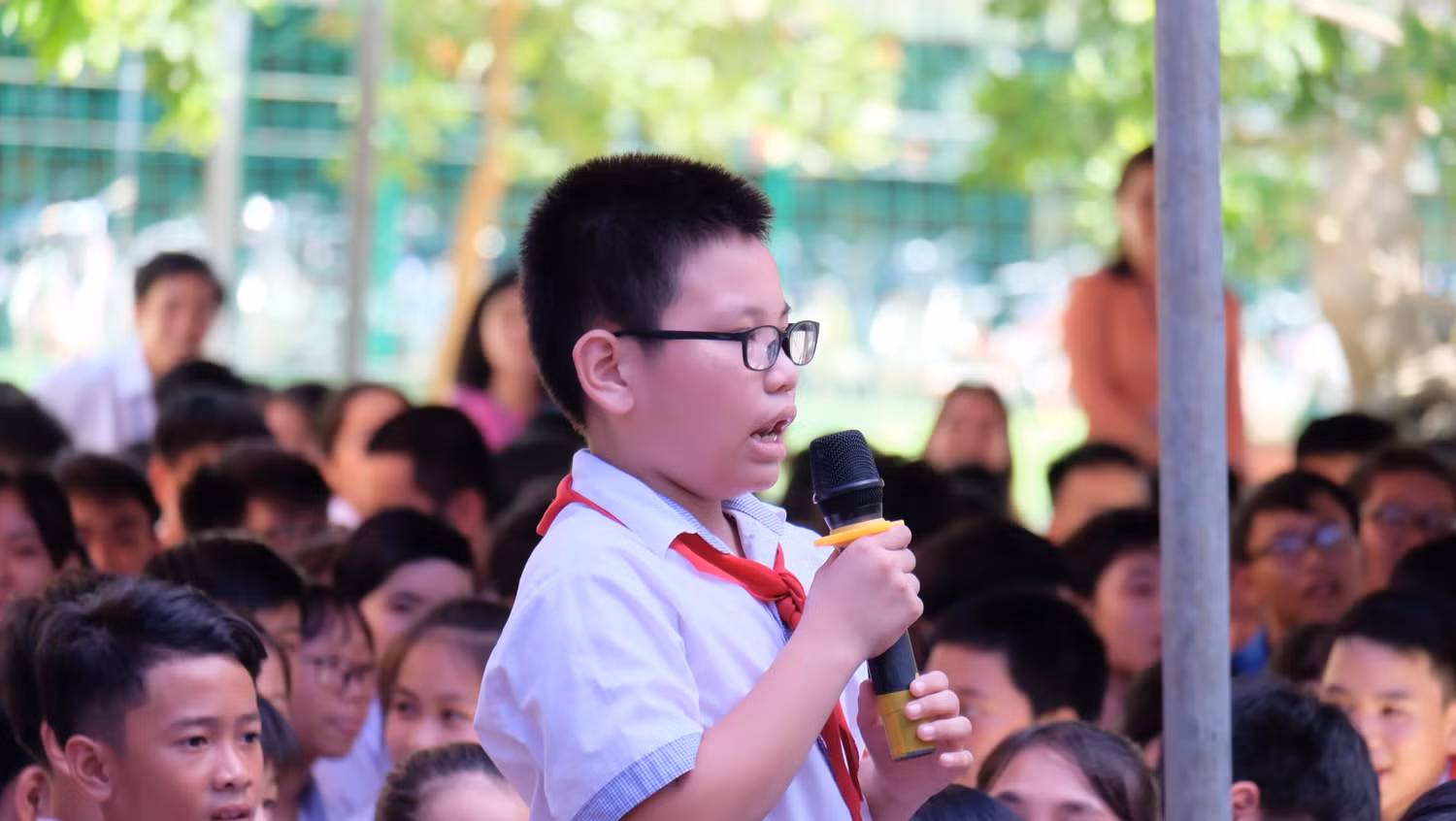 Nhiều câu hỏi hay, ý nghĩa đã được các em học sinh mang khăn quàng đỏ gửi tới Giáo sư Nguyễn Lân Dũng. (Ảnh: LC)
