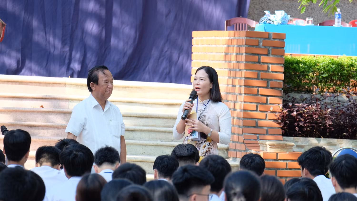 Không chỉ các em học sinh, các thầy cô giáo trong trường Đông Hà cũng rất xúc động khi bất ngờ được Giáo sư Nguyễn Lân Dũng tặng những món quà hết sức ý nghĩa. (Ảnh: LC) Không chỉ các em học sinh, các thầy cô giáo trong trường Đông Hà cũng rất xúc động khi bất ngờ được Giáo sư Nguyễn Lân Dũng tặng những món quà hết sức ý nghĩa. (Ảnh: LC)