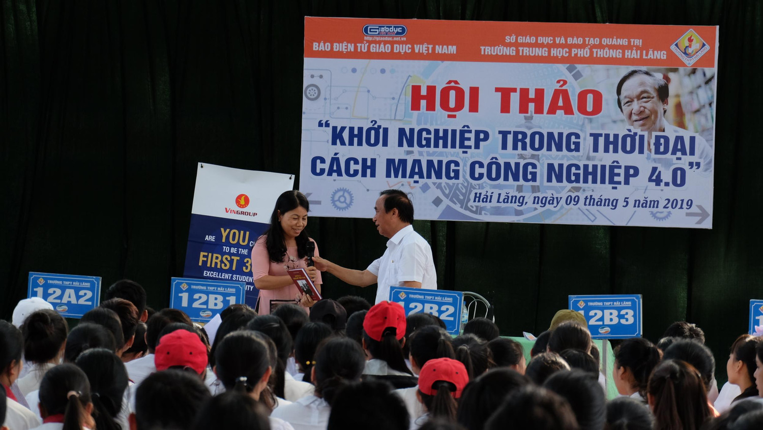 Những món quà đầy ý nghĩa của Giáo sư Nguyễn Lân Dũng dành tặng các thầy cô giáo nhà trường, đồng thời Giáo sư Nguyễn Lân Dũng cũng gửi gắm và hi vọng các cô giáo truyền lại niềm cảm hứng cho các em học sinh. (Ảnh: LC)