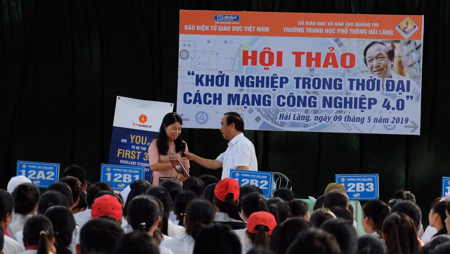 Những món quà đầy ý nghĩa của Giáo sư Nguyễn Lân Dũng dành tặng các thầy cô giáo nhà trường, đồng thời Giáo sư Nguyễn Lân Dũng cũng gửi gắm và hi vọng các cô giáo truyền lại niềm cảm hứng cho các em học sinh. (Ảnh: LC) Những món quà đầy ý nghĩa của Giáo sư Nguyễn Lân Dũng dành tặng các thầy cô giáo nhà trường, đồng thời Giáo sư Nguyễn Lân Dũng cũng gửi gắm và hi vọng các cô giáo truyền lại niềm cảm hứng cho các em học sinh. (Ảnh: LC)
