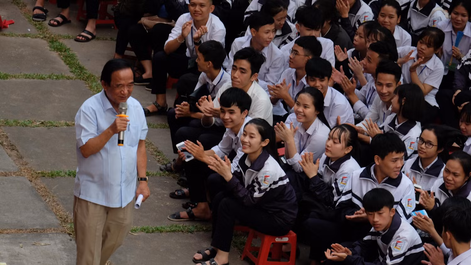 Các em học sinh rất hào hứng khi được nghe Giáo sư Nguyễn Lân Dũng chia sẻ. (ảnh: LC)