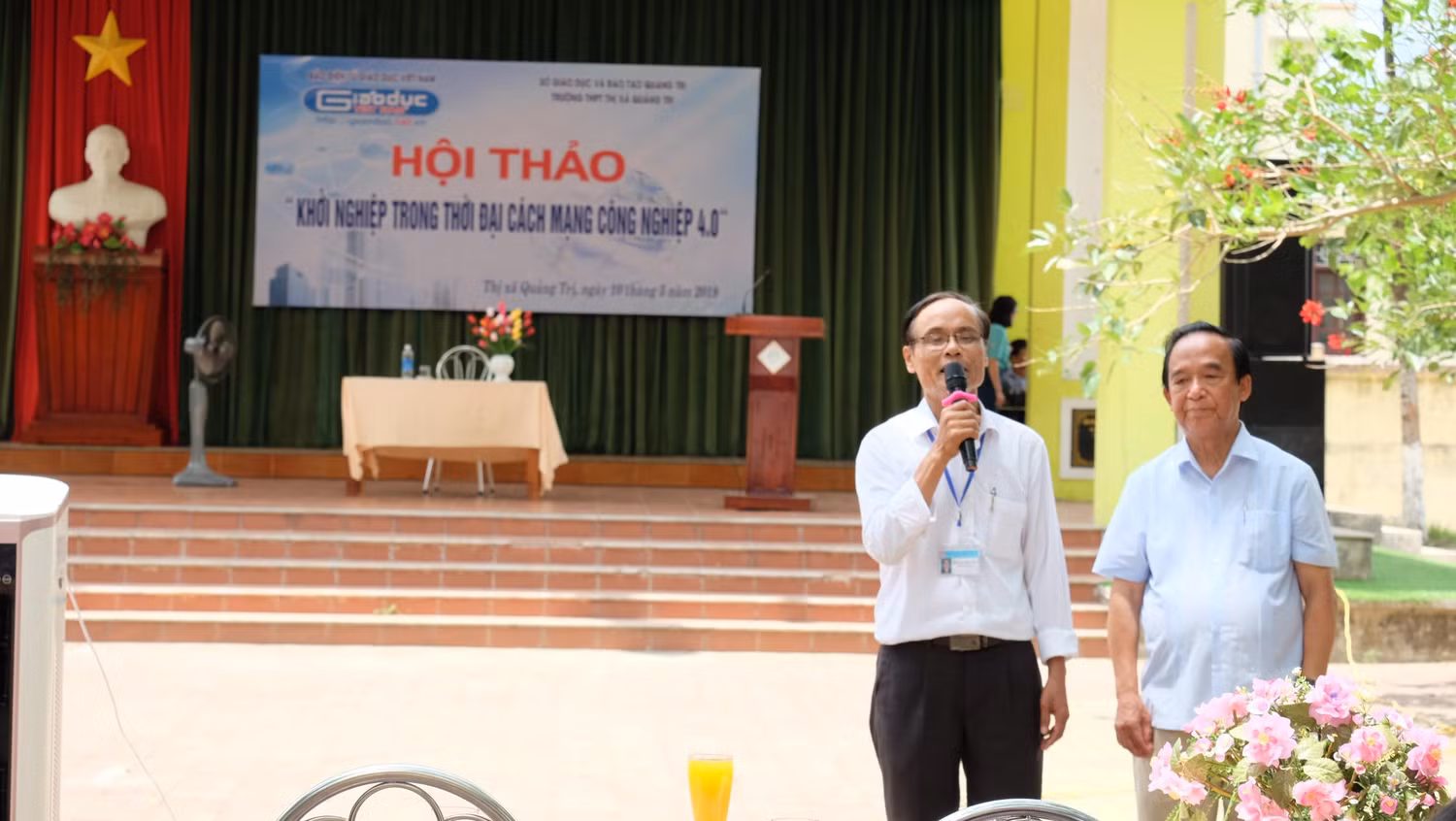 Thầy giáo Nguyễn Tiến Dũng gửi lời cảm ơn đến Báo Điện tử Giáo dục Việt Nam, Giáo sư Nguyễn Lân Dũng. (Ảnh: LC) Thầy giáo Nguyễn Tiến Dũng gửi lời cảm ơn đến Báo Điện tử Giáo dục Việt Nam, Giáo sư Nguyễn Lân Dũng. (Ảnh: LC)