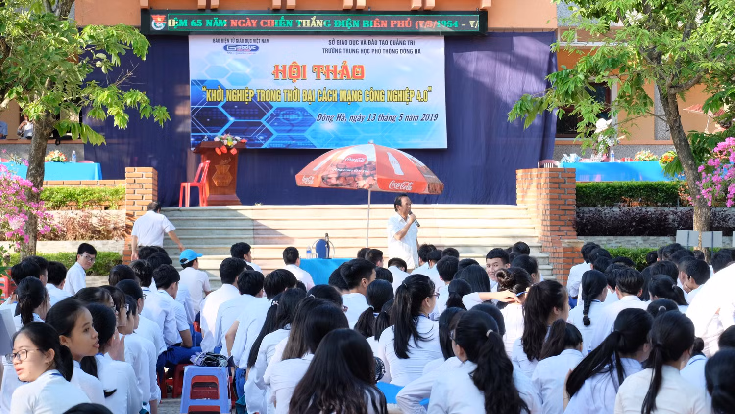 Gần 1500 em học sinh trường Đông Hà đã được nghe Giáo sư Nguyễn Lân Dũng truyền cảm hứng. (Ảnh: LC) Gần 1500 em học sinh trường Đông Hà đã được nghe Giáo sư Nguyễn Lân Dũng truyền cảm hứng. (Ảnh: LC)