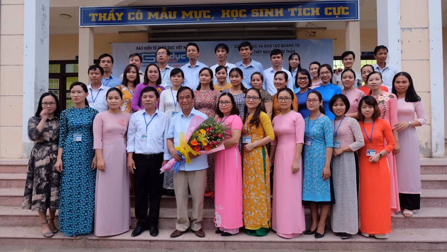 Tập thể nhà trường chụp ảnh lưu niệm với Giáo sư Nguyễn Lân Dũng. (Ảnh: LC)