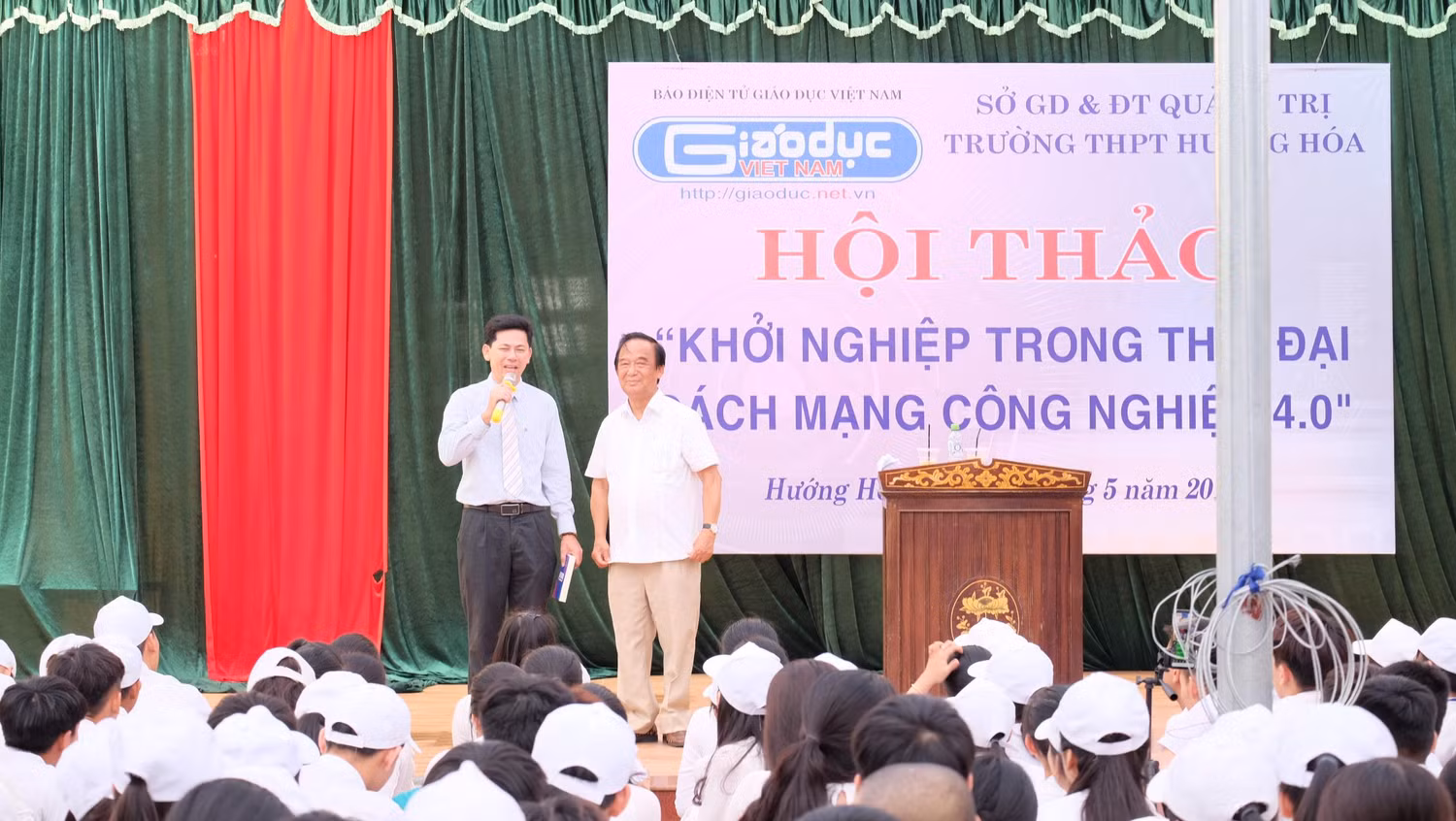 Món quà từ những cuốn sách đã trở thành nguồn động viên quý báu đối với thầy và trò trường Hướng Hóa. (Ảnh: LC)