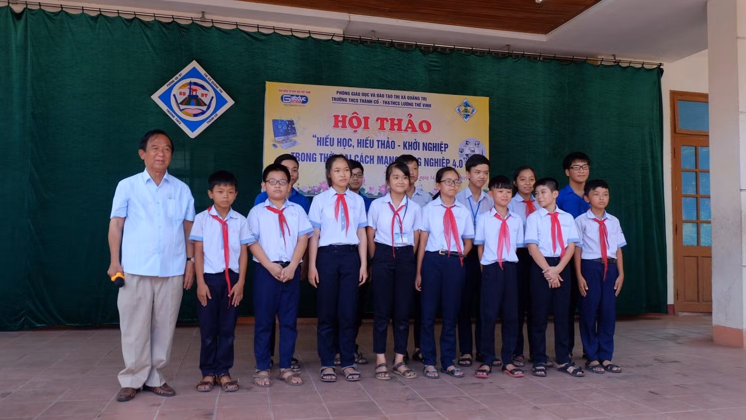 Giáo sư Nguyễn Lân Dũng chụp ảnh với những em học sinh có câu hỏi hay, ý nghĩa. Các em sẽ có những món quà đặc biệt từ Giáo sư. (Ảnh: LC)