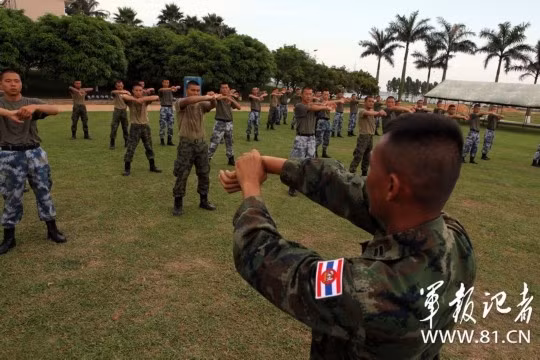 Giáo viên Thái Lan truyền đạt kỹ năng bắt, tóm.