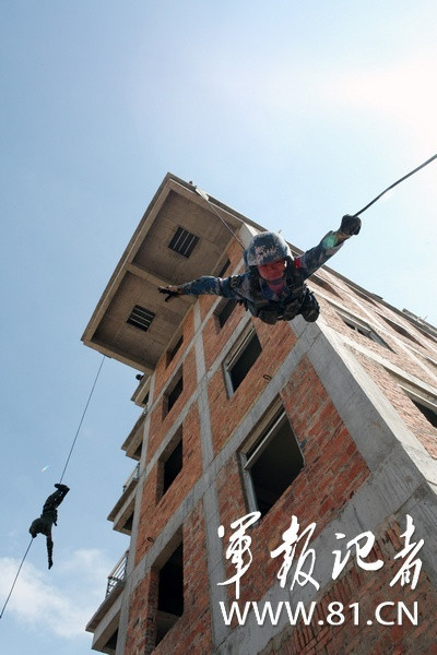 Nhảy xuống tốc độ nhanh từ trên cao.