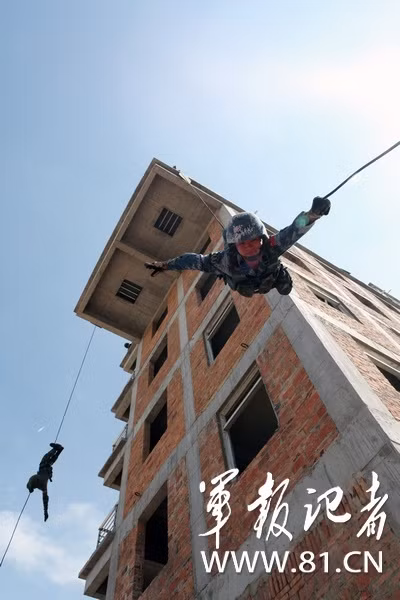 Nhảy xuống tốc độ nhanh từ trên cao.