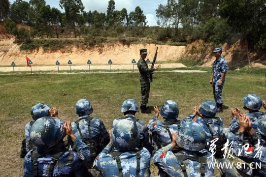 Giáo viên Thái Lan truyền đạt kỹ năng bắn.