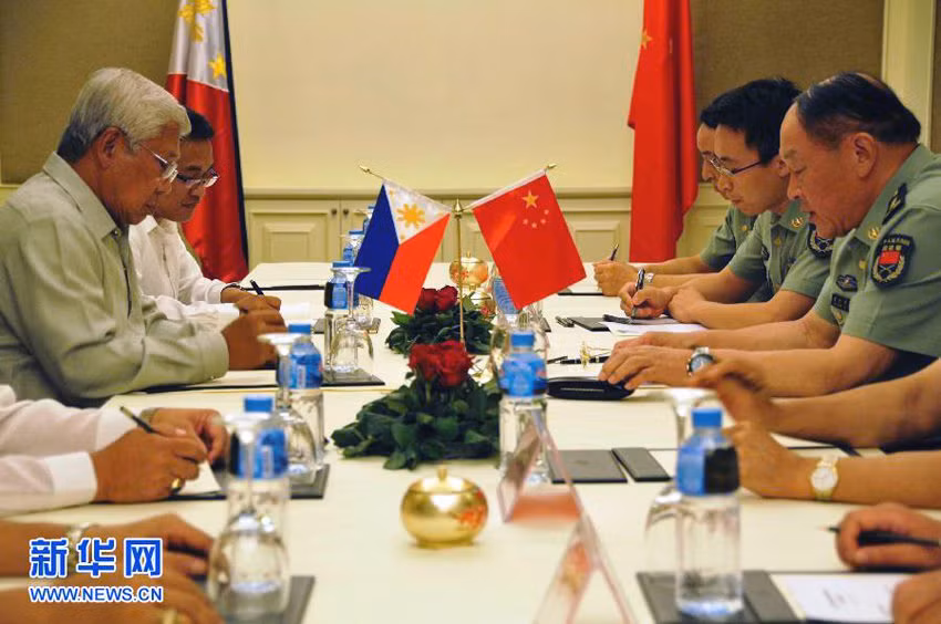 Ngày 28/5, mặc dù Trung Quốc và Philippines vẫn đang xảy ra căng thẳng trong tranh chấp bãi cạn Scarborough, nhưng Bộ trưởng Quốc phòng Philippines Gazmin và Bộ trưởng Quốc phòng Trung Quốc đã một cuộc hội đàm ngắn tại Phnom Penh, Thủ đô Campuchia. Trong hội đàm, tướng Lương Quang Liệt tuyên bố: bãi cạn Scarborough (đảo Hoàng Nham) là của Trung Quốc (!?).